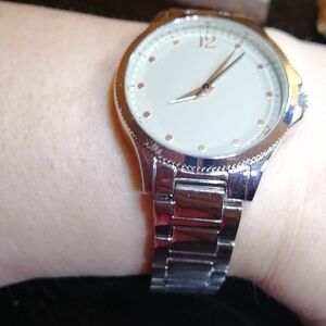 Unisex Large Wrist Watch New Condition Silver And Rose Gold Tone Has Battery